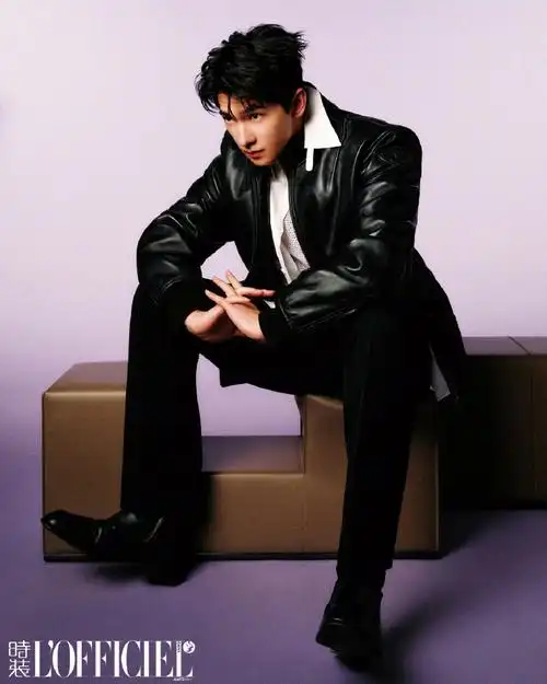 没有技巧就硬帅简直鲨疯了呀,杨洋半框镜好a,昨天顺毛乖乖男大,今天戴