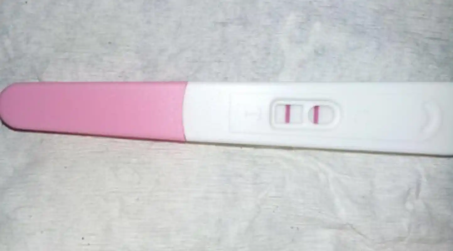 刘女士32岁,备孕5年没怀上,早上,她用验孕棒一测,两条杠,显示怀孕了!