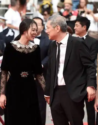 洪尚秀金敏喜在《之后》戛纳红毯上亲密牵手