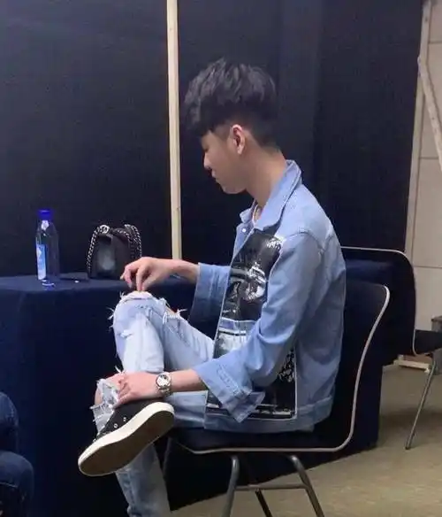 张云雷裤子没洞自己抠,果然跟破洞裤杠上了_角儿_祖宗_丫头