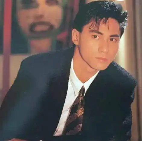 他红过毛宁,爱过周慧敏,进退乐坛两次,留下昙花一现的传奇往事_黄凯芹