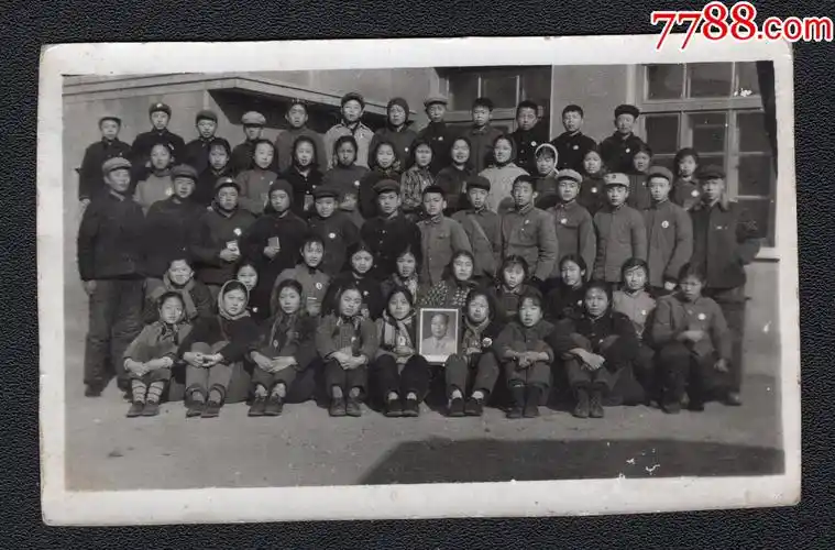 文革年代学生手捧毛像和红宝书老照片1张尺寸约5385厘米
