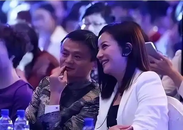 但一切也都是大厦将倾之前的辉煌假象,2016年,赵薇因套壳公司事件被