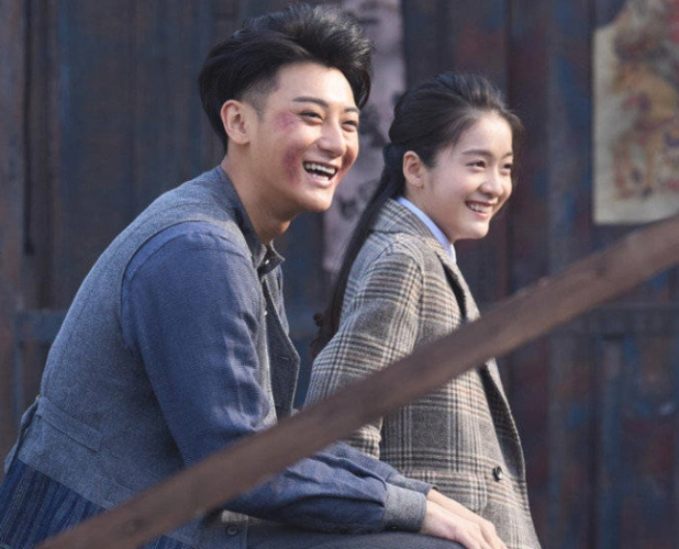 黄子韬张雪迎当众"接吻",大男孩羞到脸红,网友:你也会害羞!