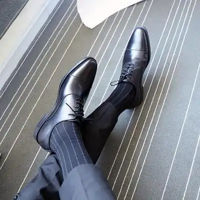 江苏 南京男士丝光棉商务细条纹中长筒绅士黑色皮鞋正装职场西装袜子