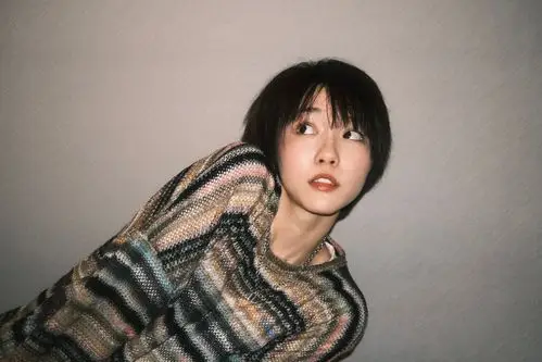 成果短发私服俏皮活力写真图片