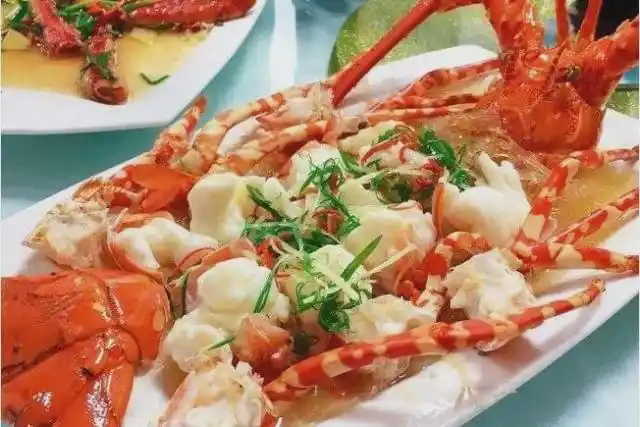 餐桌上整只大龙虾,尤其是在中国人最最重要的春节时候,澳洲龙虾,一直