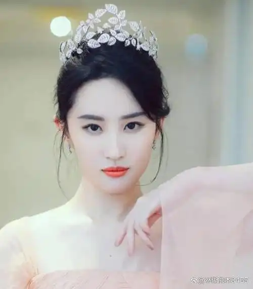 但在众多美丽的明星中,36岁的刘亦菲毫无疑问是最美的国民女神之一