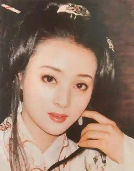 蒋勤勤年轻时照片被修复,网友:不愧是打败华妃和皇后的女人!