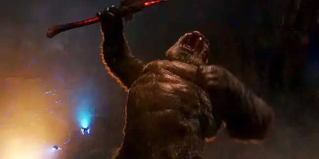 金刚被哥斯拉一顿胖揍,直到金刚找回自己的战斧后,才能与哥斯拉打上一