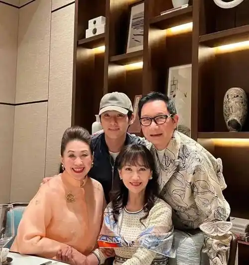 68岁赵雅芝和好友聚会!