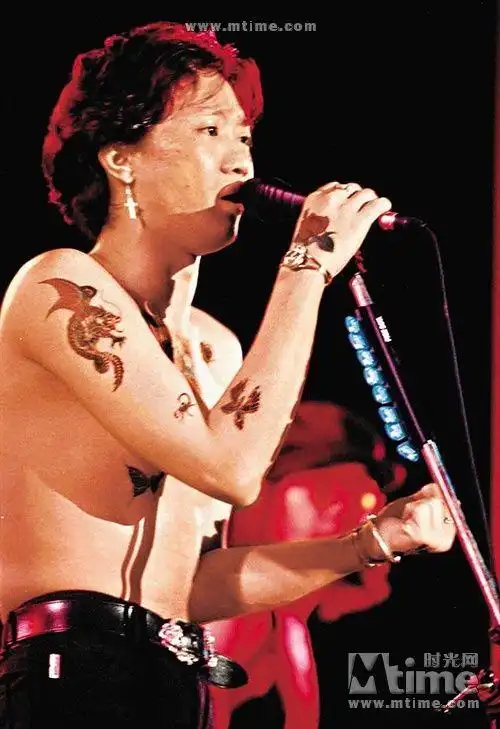 beyond主唱黄家驹,不慎失足跌下舞台昏迷,终年,31岁.