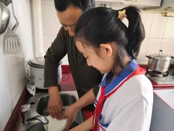 家长与学生在家开展家庭节能日活动