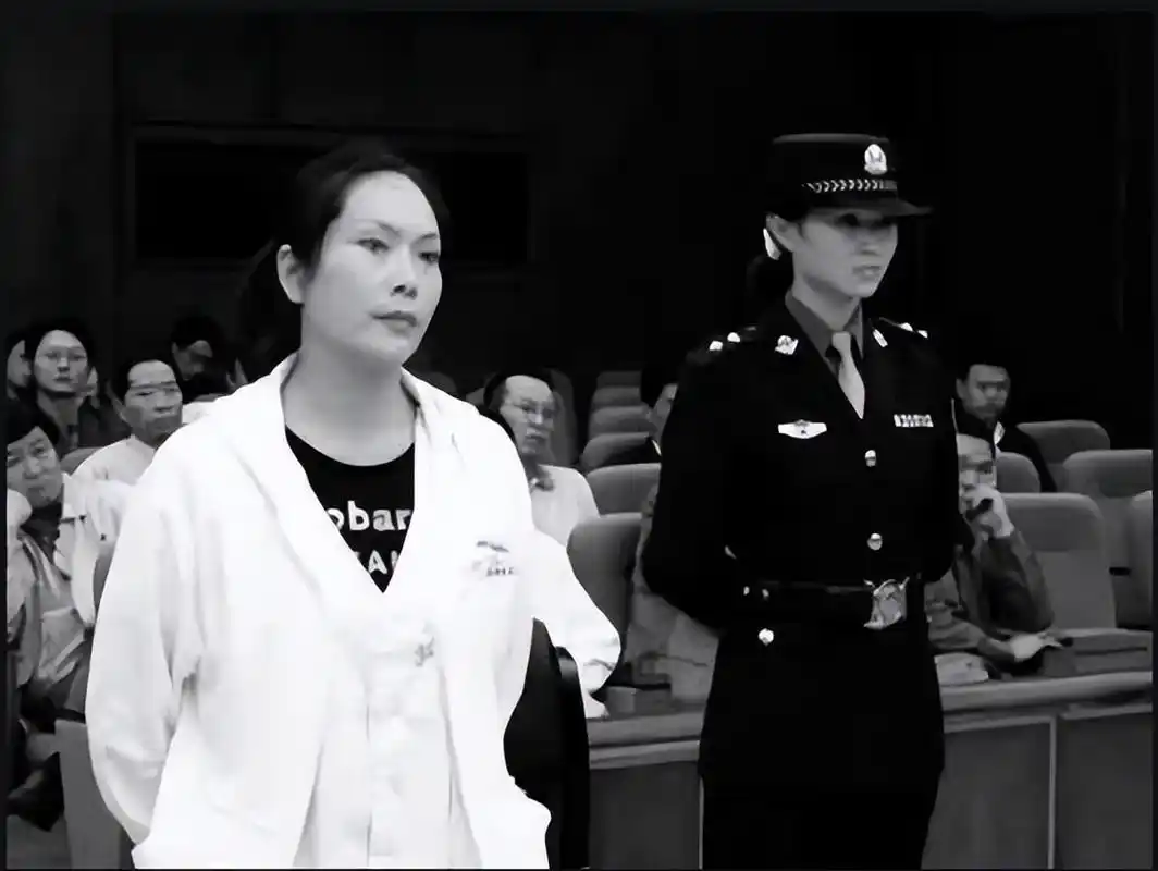 李嘉廷情妇徐福英被判刑4年,宣判现场一脸不屑,一言不发