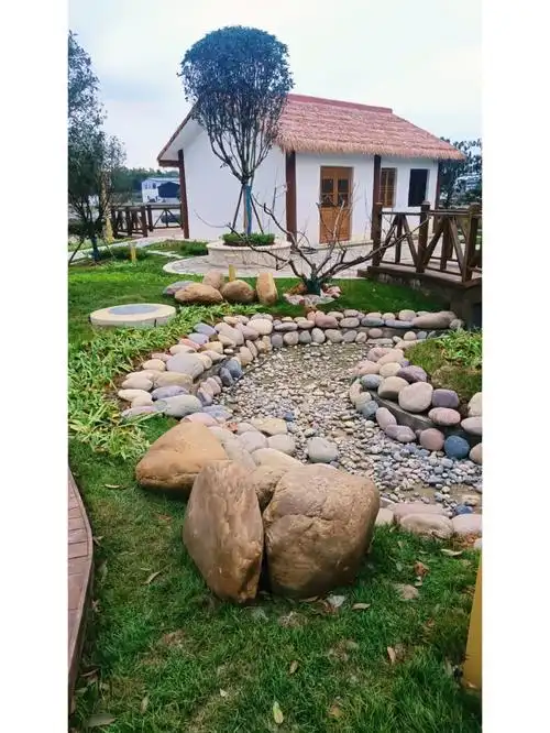 最简单的鱼池水沟鹅卵石铺装