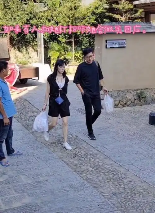 组图:偶遇姚晨素颜现身村口 网友大赞其"很有素质讲礼貌"