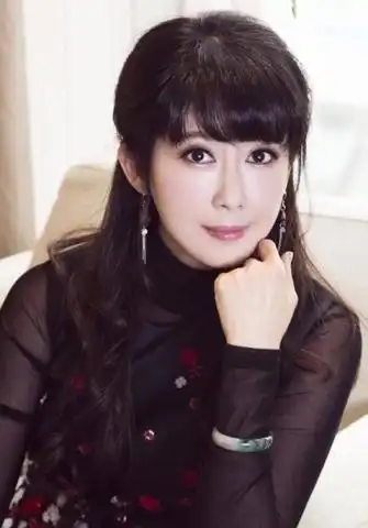 26岁登上春晚,当红时退隐嫁给高中同学,如今48岁依旧美如少女