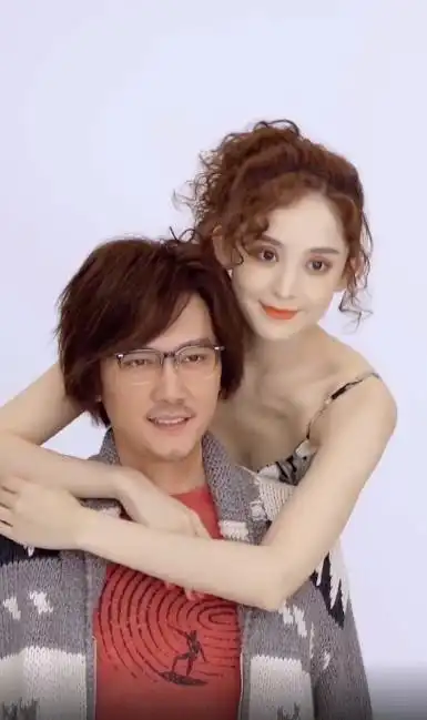 结婚的男人就是自觉!冯绍峰好有分寸感,与娜扎撒糖也有保持距离