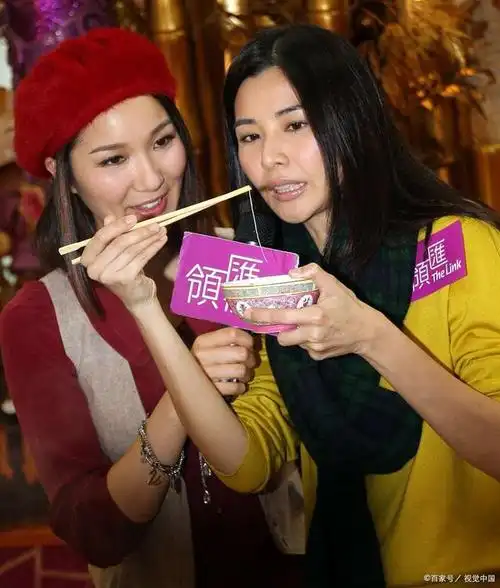 郑伊健蒙嘉慧夫妇移居日本,素颜现身演唱会惊呆网友