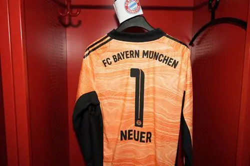 气场太强本轮比赛拜仁球员将身穿新赛季黑金战袍出战