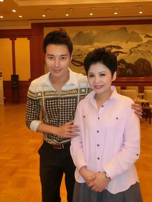 董文华个人简介资料(董文华和丈夫张楠两人情深意笃,是公认的恩爱夫妻