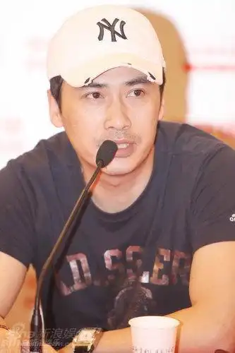 图文东风雨杀青发布会柳云龙接受访问