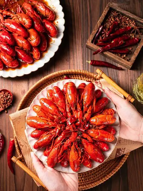 其一是摆盘,其二是高光,其三是小龙虾的颜色还原加深