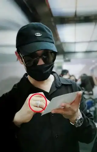 继baby穿情侣装后,黄晓明手戴婚戒与老婆撒糖,离婚传闻不攻自破