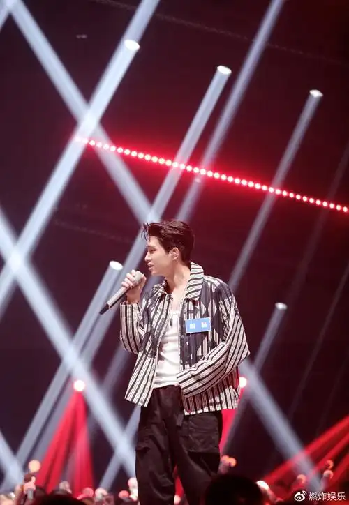 从音乐剧演员跨界到宝藏歌手音乐才子曹杨究竟有多优秀