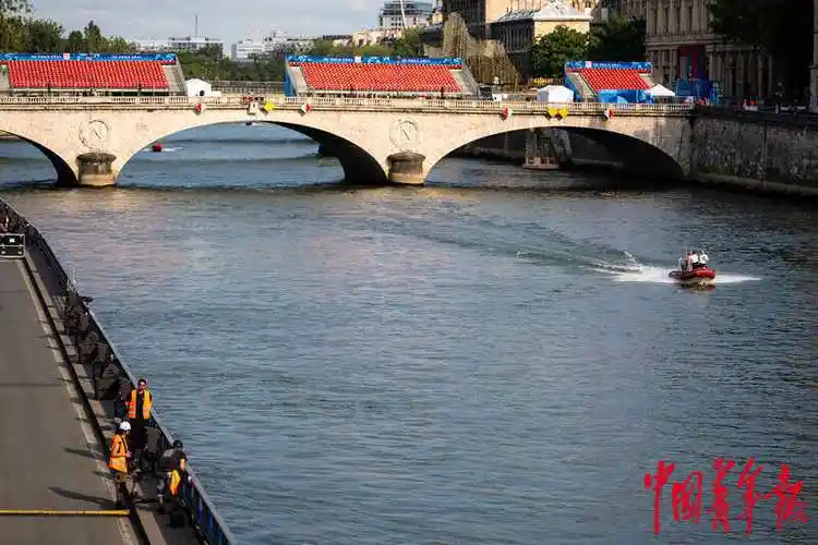 巴黎奥运将至:塞纳河畔观礼台就位 新桥上有人"云端漫步"