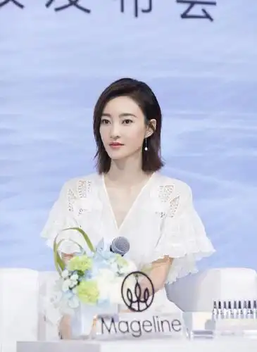 王丽坤不愧是"素颜女神",穿白色喇叭袖连衣裙,34岁清纯甜美