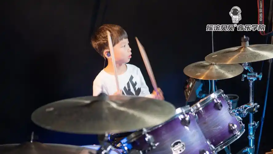 打架子鼓的男孩子就是帅!