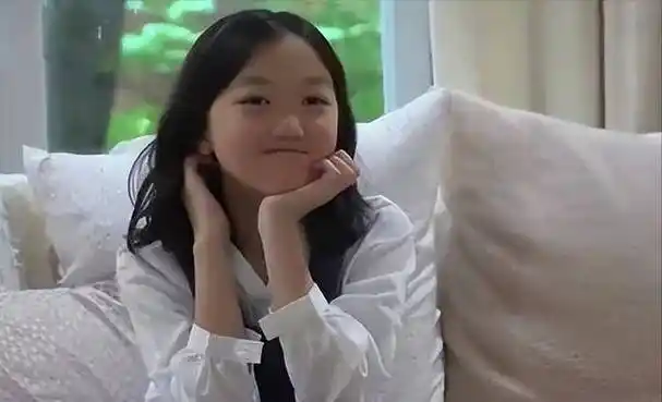 18岁李嫣近照曝光嘴唇疤痕全消失身穿吊带气场强大特像王菲