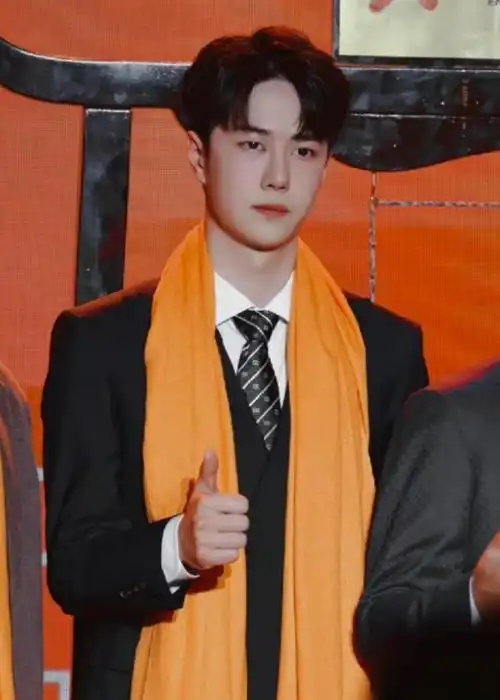 王一博首次以股东身份出席乐华公司上市仪式,并参与了剪彩环节,这一天