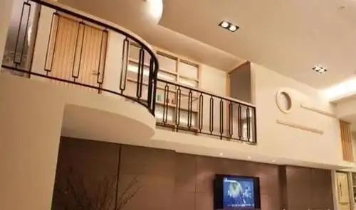 参观邓伦住的豪宅,房子内部装修很普通,跟大明星的身份不太相符