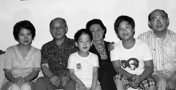 1994年张学良唯一在世的儿子回国路上请人照顾64岁不会说汉语