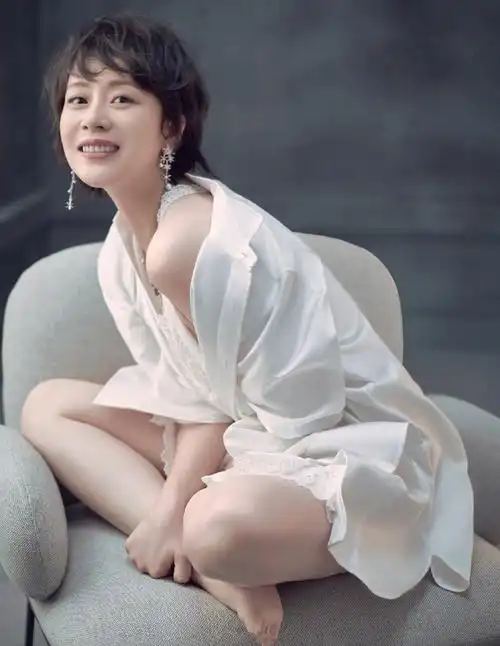 白衬衫温婉黑纱裙柔情,41岁海清时尚封面形象大转变,女人味爆棚