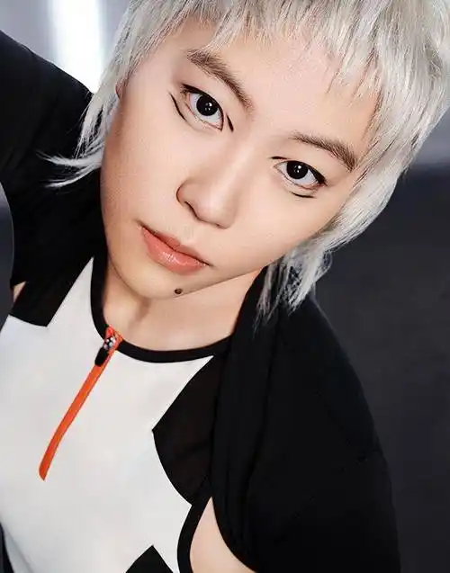 26岁窦靖童杂志封面惊艳,波浪卷发变美少女,颜值不输妈妈王菲_照片