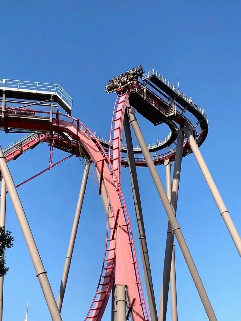 喜欢刺激项目的朋友们,上海欢乐谷可以安排一波儿～ 各种过山车让你