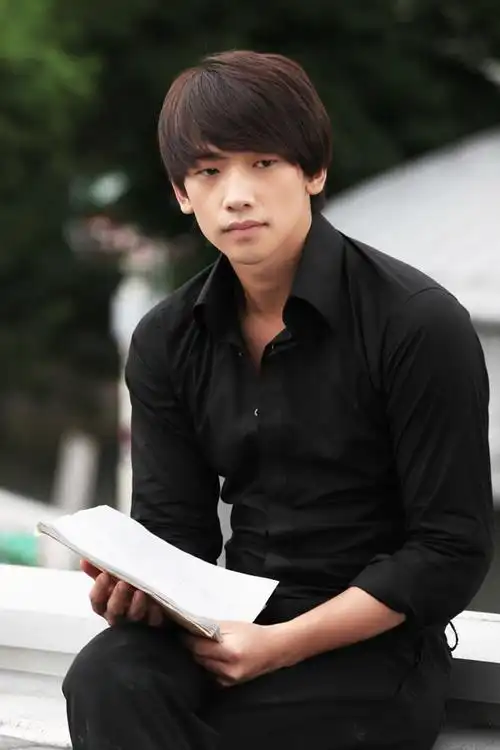 p>郑智薰(rain),1982年6月25日出生于韩国首尔,韩国流行男歌手,演员