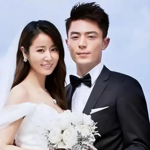 林心如和霍建华出街背爱马仕包包t恤牛仔裤这才是低调的奢华