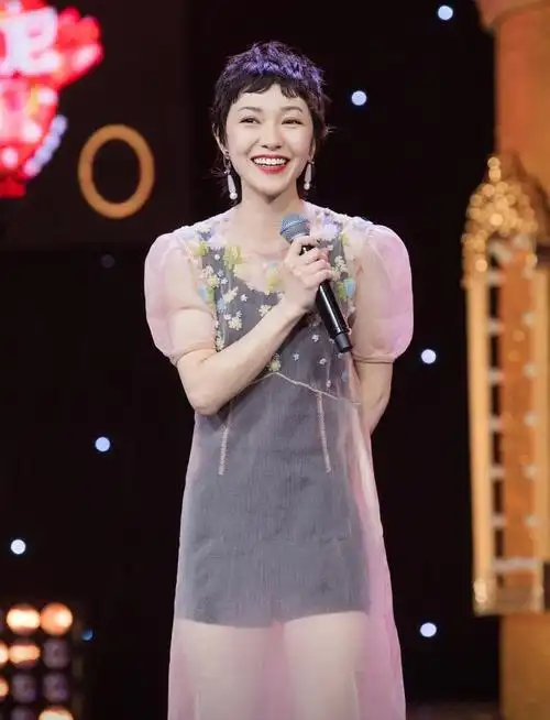 郭采洁这件蓝色丝绒印花长袖长裙真的是太有气质太高级了,丝绒面料