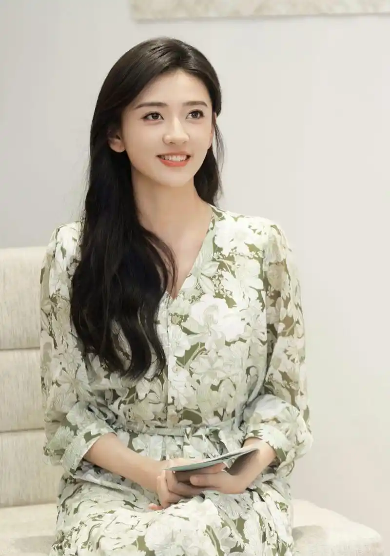 梁洁# 一袭碎花连衣裙,肤白貌美,五官精致,身材曼妙,清纯妩媚,尽显