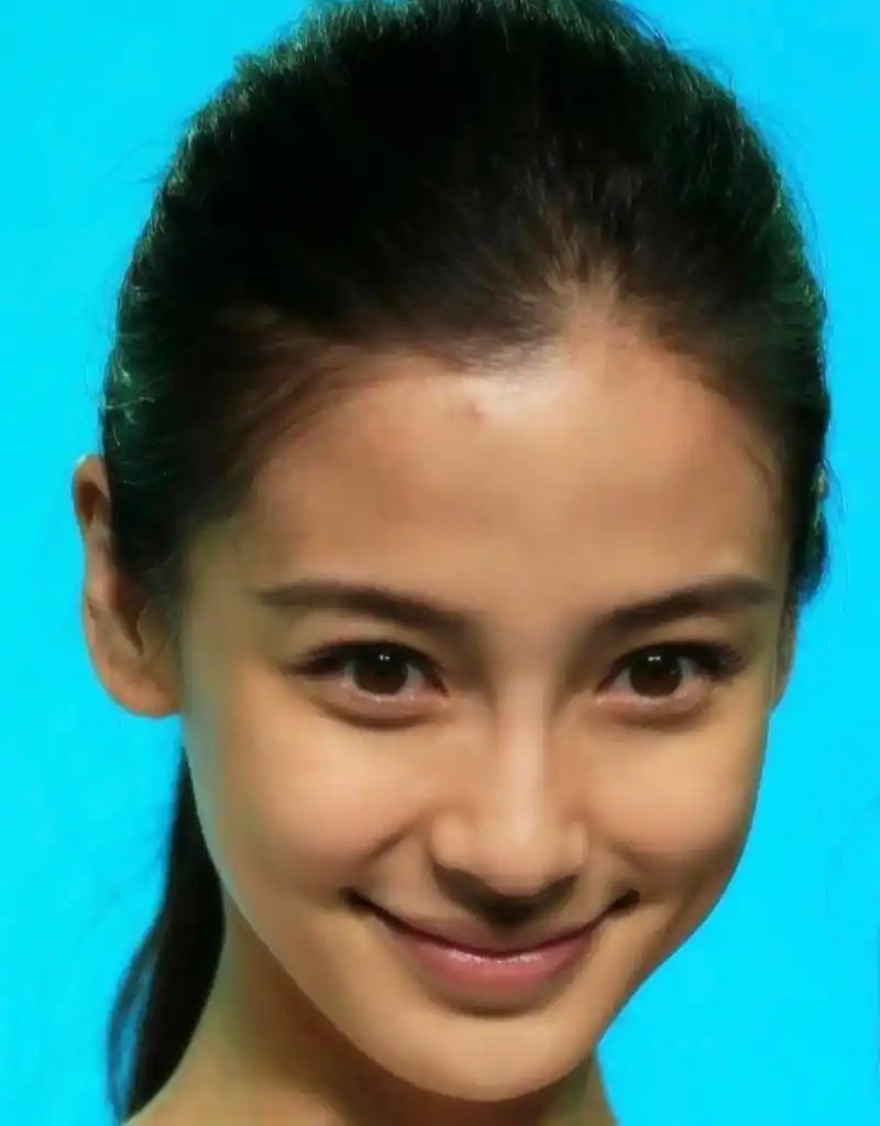 杨颖长得真好看.虽然皮肤比较黑,但是五官很优秀,素颜照也很美!