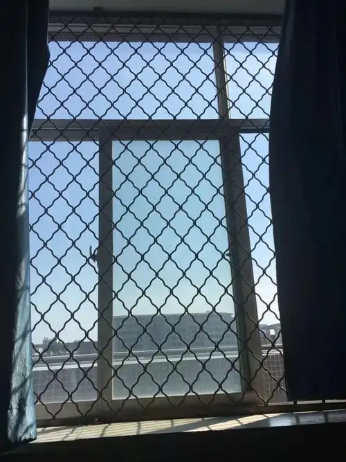 就是史老师了,第一节税法课,给我们放了一首税法版的"铁门铁窗铁锁链"