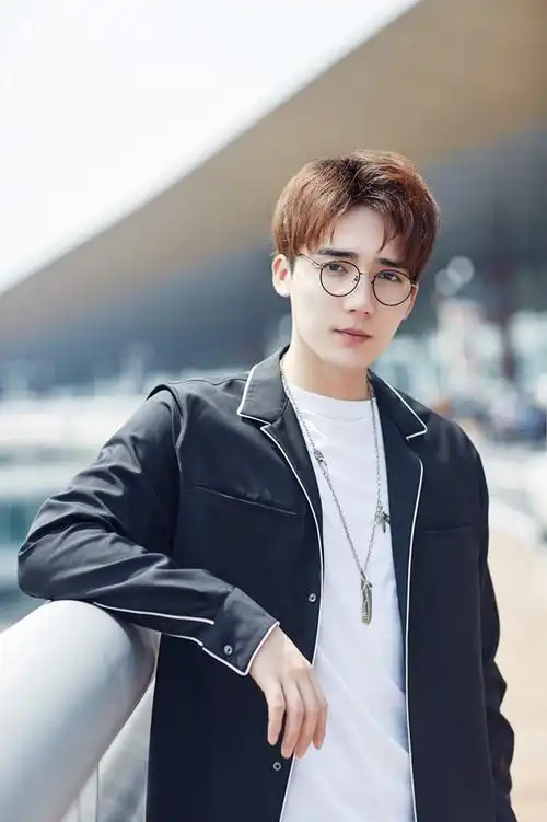 曹煜辰机场街拍质感高级 重新定义"文艺潮男"