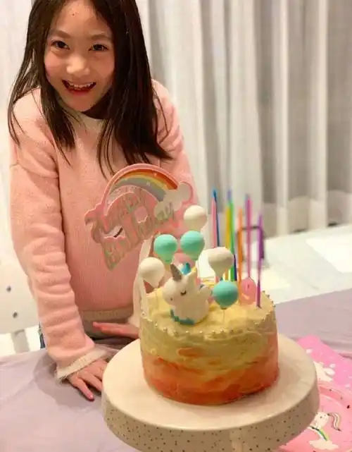 原创李小鹏女儿奥莉庆9岁生日长发披肩眼神放电美到让人不敢认