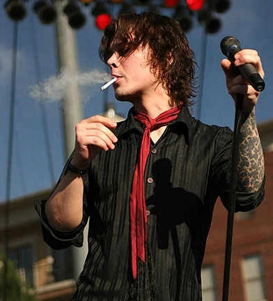 外国长发吊烟唱歌的男歌手