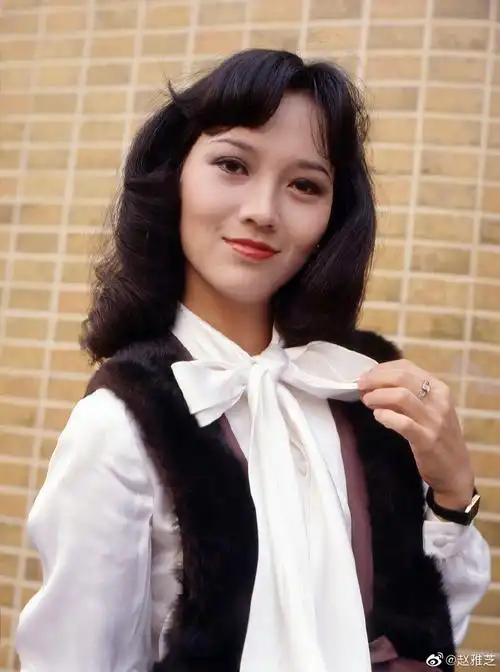 岁月不败美人赵雅芝晒年轻时的贴画照笑容甜美面容娇俏