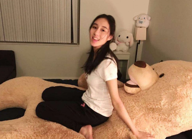赌王最小的女儿何超欣:儿时被赌王夸最靓,现在是这样